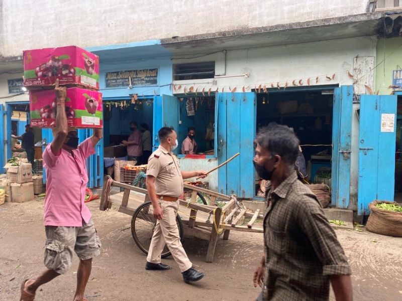 East PS personnel enforcing COVID-19 appropriate protocol in Murgipatti area, Dimapur on June 8. (Photo Courtesy: Twitter/@dimapurpolice)